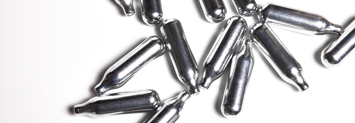 How to load a CO2 cartridge?